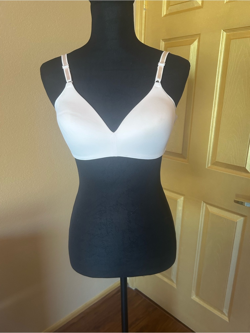 Warners bra 36b NWOT.